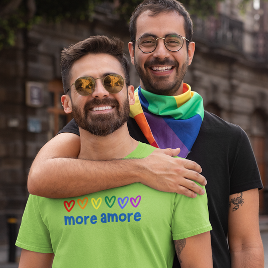"more amore" T-Shirt – LGBTQIA+ Pride mit Regenbogen-Herzen S–5XL