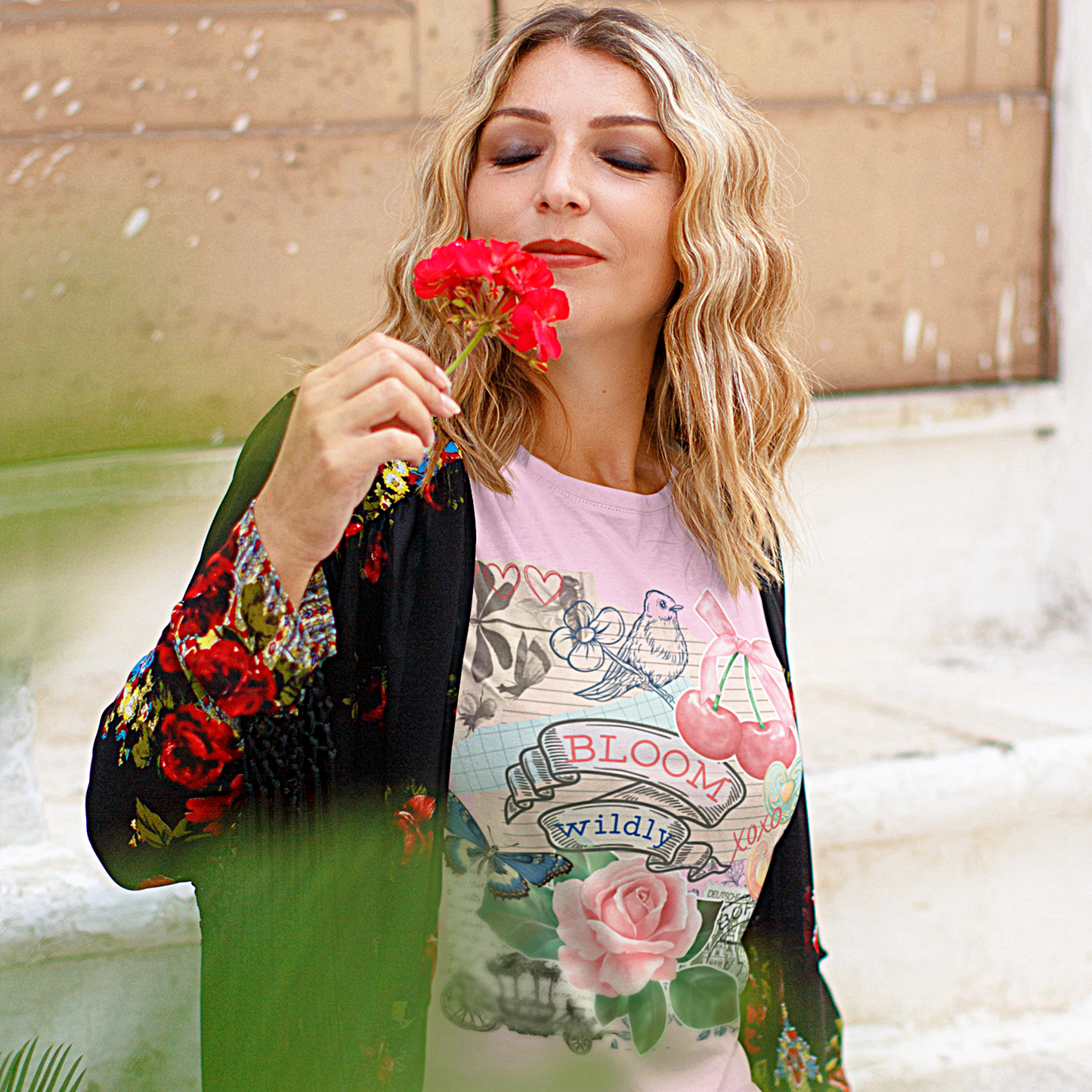 "Bloom Wildly" T-Shirt mit Vintage-Collage – für Selbstliebe & kreative Boho-Vibes S-5XL